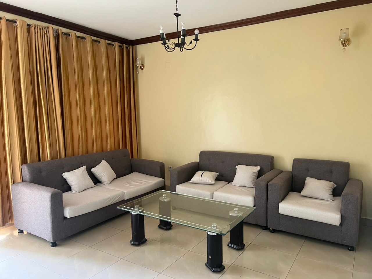 CR 060 RESIDENTIAL HOUSE FOR RENT/SALE IN GACURIRO