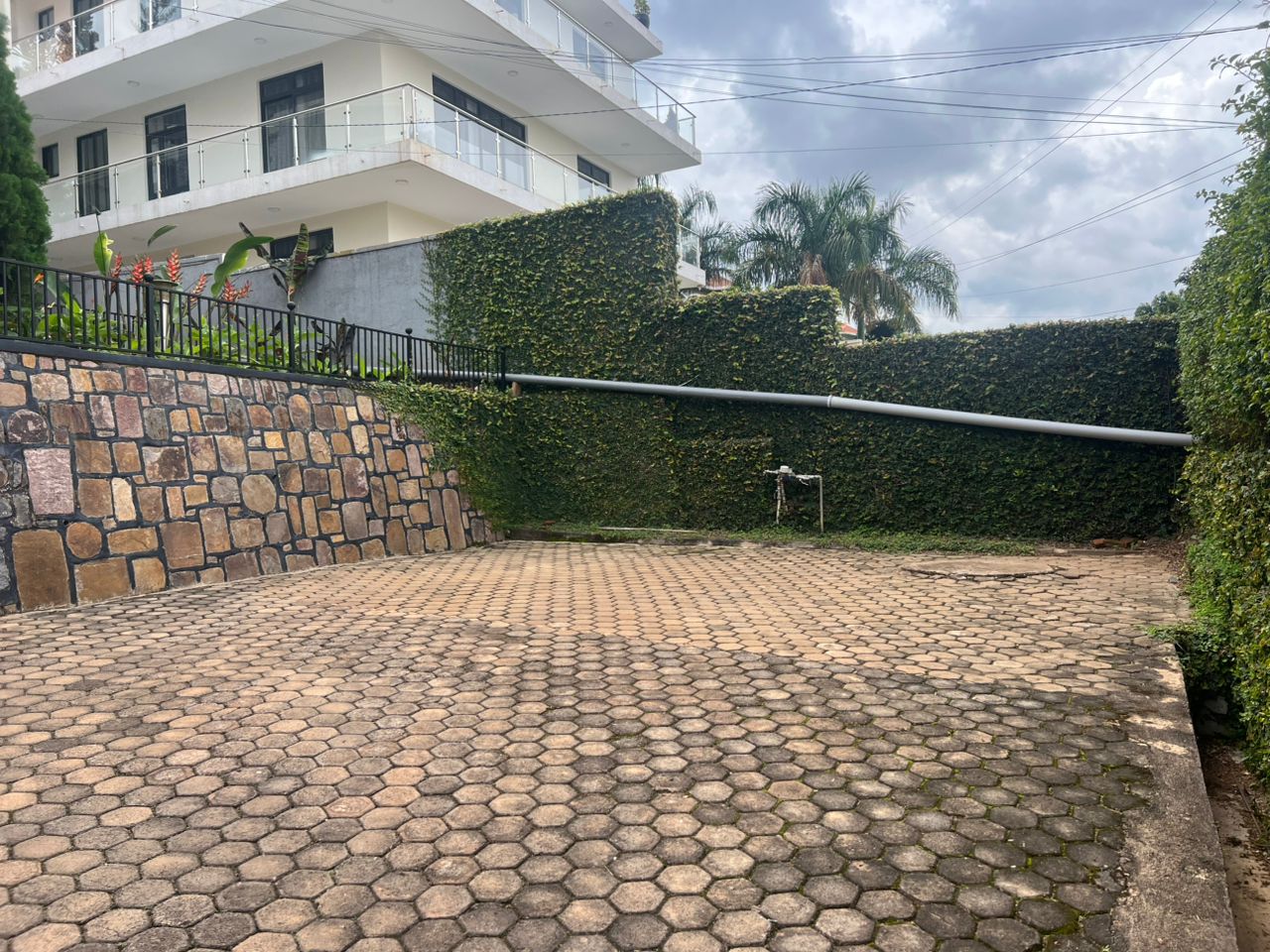 CR 060 RESIDENTIAL HOUSE FOR RENT/SALE IN GACURIRO
