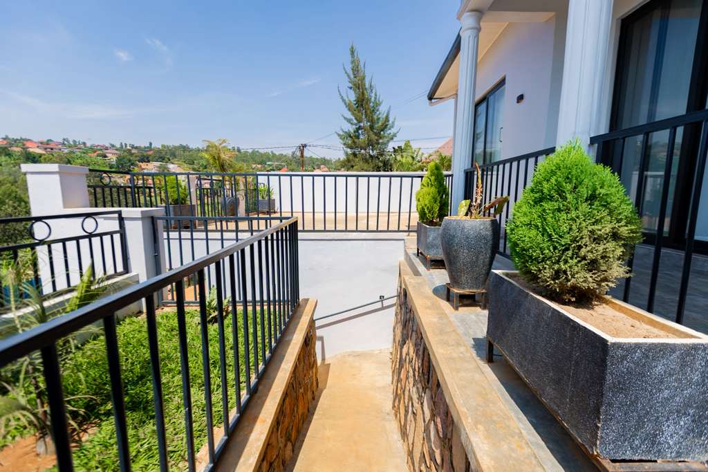 CR 108 RESIDENTIAL HOUSE FOR SALE IN KANOMBE