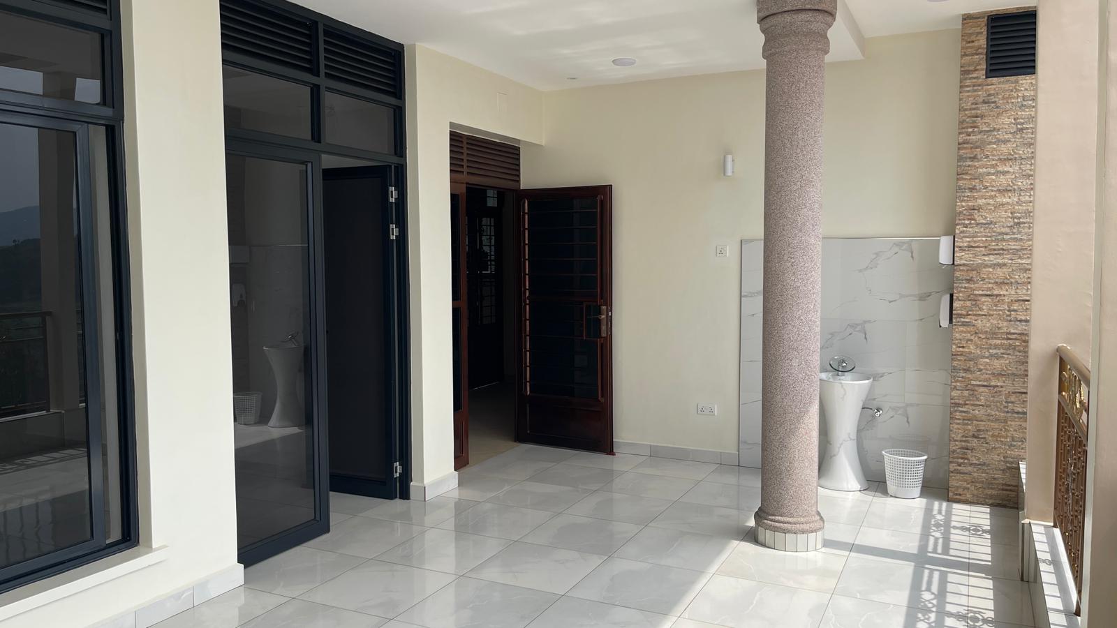 CR 132 MIXED-USE COMMERCIAL HOUSE FOR RENT IN KACYIRU